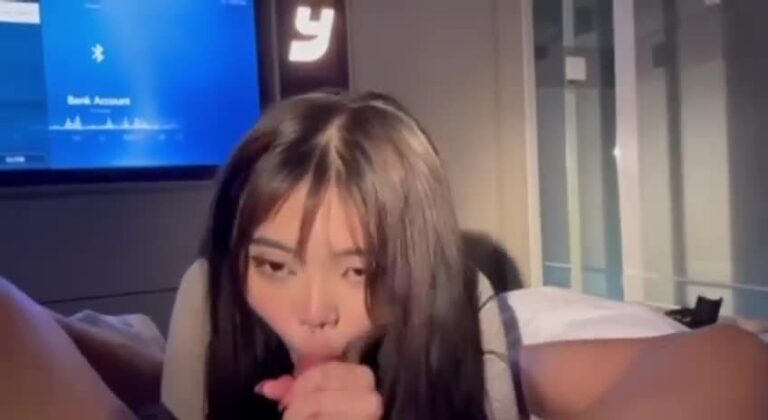 Girlfriend With Loves To Suck